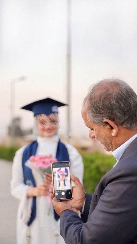 Father Daughter Graduation Pictures, Convocation Photo Ideas, Graduation Posing Ideas, Convocation Photography Picture Ideas, Graduate Pose Ideas, Moodboard Graduation Photo, Convocation Pose Photo Ideas, Convocation Poses, Graduation Pose Ideas