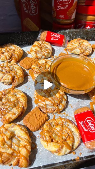 SCARLETT HOLMES🌟easy recipes! on Instagram: "BISCOFF PASTRY TWISTS❤️😍
4 ingredients, no measurements & you have yourself a tasty lil pastry!!!!!

#Recipe (makes 16 knots)
❤️ Two sheets of puff pastry, thawed out
❤️ Biscoff spread
❤️ Biscoff cookies, crushed
❤️ 1 egg, whisked

1.Lay one piece of pastry flat on a piece of baking paper.
2.Spread biscoff over in an even coat. I melted the jar of biscoff for 30s in the microwave so it was easier to spread. Sprinkle over crushed biscoff biscuits. Lay the other piece of pastry on top so all the edges line up perfectly.
3.Using a pizza cutter, cut the pastry into 14-16 thin strips.Take each strip, twist it from both ends, then roll the twisted pastry strip into a knot (like I do in the video).Repeat with all pastry strips. Place them evenly spac Biscoff Pastry, Pastry Twists, Biscoff Recipes, Pastries Recipes Dessert, Biscoff Biscuits, Biscoff Spread, Pastry Recipe, Biscoff Cookies, Breakfast Sweets