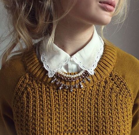 mustard yellow sweater + cream/white collar. Hufflepuff Aesthetic, Byron Katie, Look Retro, Vogue Knitting, Mode Casual, Retro Mode, Looks Street Style, Moda Vintage, Mode Inspo