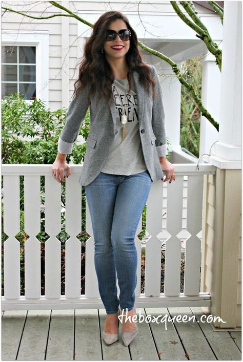 Grey Blazer and Pale Jeans Cute Blazer Outfits, How To Wear Blazers, Blazer Outfits Casual, Mode Tips, Gray Blazer, Blazer Outfit, Cute Spring Outfits, Elegante Casual, Outfit Trends