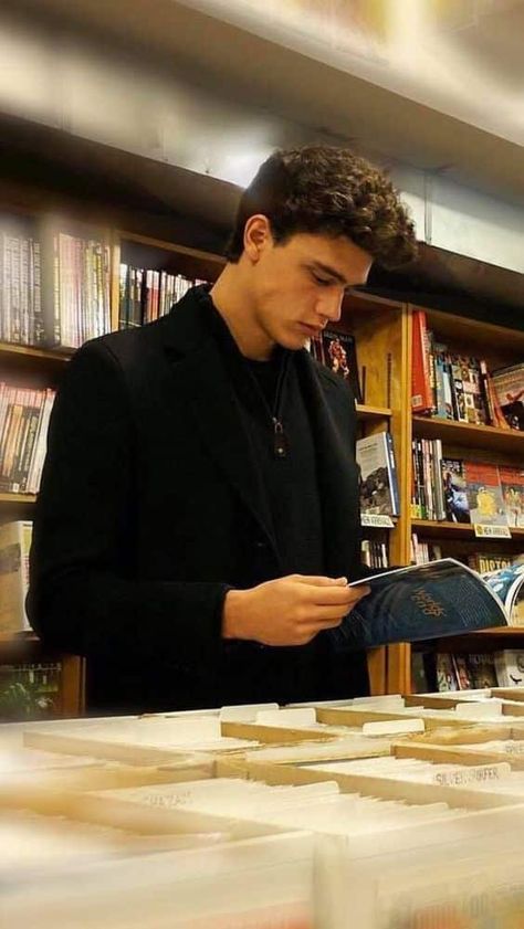 What to Wear in College for Guys: Your Ultimate Guide Xavier Serrano, Man Reading, Addicted Series, Addicted To You, Books For Boys, Aesthetic Guys, Beach Reading, Book Boyfriends, Dream Boy