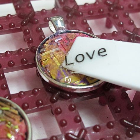 adding words to resin pendants Epoxy Texture, Resin Pendant Ideas, Stamped Bracelets, Resin Techniques, Paper To Print, Amazing Clear Cast Resin, Clay Recipes, Resin Arts, Pearl Ex