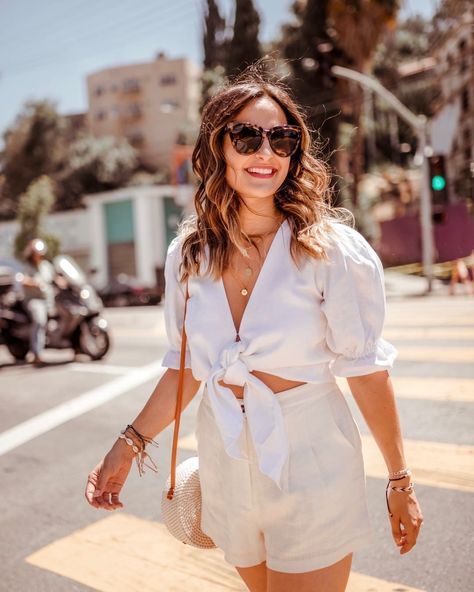 No, a new wardrobe and a popular BFF won't change your life, but these 17 insanely easy, good habits just might—and you can start them now. #routines #goodhabits #morningroutines #newroutines #besthabits #habitstostart #routinestostart #healthylifestyle White Linen Shorts Outfit, Linen Shorts Outfit, Shorts Outfit Ideas, High Waisted Shorts Outfit, White Linen Shorts, White Linen Top, Outfit Inspiration Women, Blogger Outfits, All White Outfit