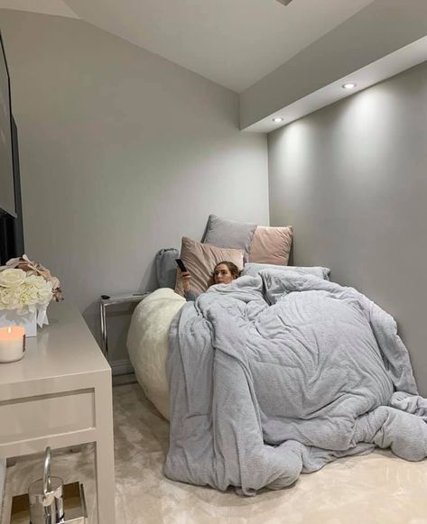 Cozy serenity <3 Love Sac, Chill Room, Dekorasi Kamar Tidur, Redecorate Bedroom, Dream House Rooms, Cozy Room Decor, Apartment Decor Inspiration, Dream Room Inspiration, Room Makeover Bedroom