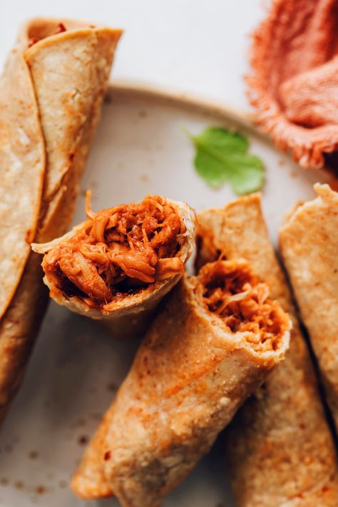 Jackfruit Taquitos, Taquitos Vegan, How To Make Taquitos, Vegan Taquitos, Chipotle Tofu, Vegan Jackfruit, Canned Jackfruit, Pickled Cauliflower, Vegan Chorizo