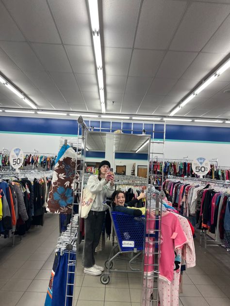 Thrift Store With Friends, Friends Shopping Together, Thrifting With Friends Aesthetic, Aesthetic Friend Hangout Ideas, Thrifting With Friends, Friends Thrifting, Fun Hangout Ideas, Summer Hangout Ideas, Thrifting Aesthetic