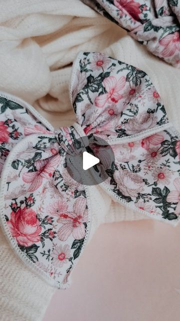 90 likes, 4 comments - elisaslittleblossoms on February 26, 2021: "Hello NEW bows 🎀 Wondering how these beuties are tied? ❓ With a lot of LOVE and even more patience hahaa.😍 They can be finicky..." How To Make A Sailor Bow, Sailor Bow, Fabric Bows, Handmade Bows, So Beautiful, Of Love, Sewing, Fabric