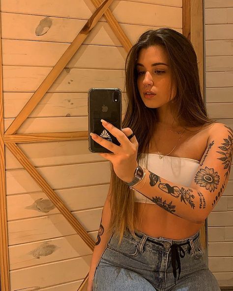 Tatuaje Studio Ghibli, Mujeres Tattoo, Woman With Tattoos, G Tattoo, Back Tattoo Women, Tattoo Feminina, Time Tattoos, Smart Casual Outfit, Streetwear Fashion Women