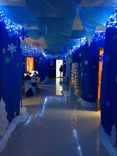 Snowcoming Decorations, Snowball School Dance, School Hallway Winter Wonderland, Frozen Hallway Decorations School, Snowman Hallway Decorations, Hoco Hallway Decorations, Winter Wonderland Hallway Decorations, Winter Wonderland Hallway, Deck The Halls School Ideas