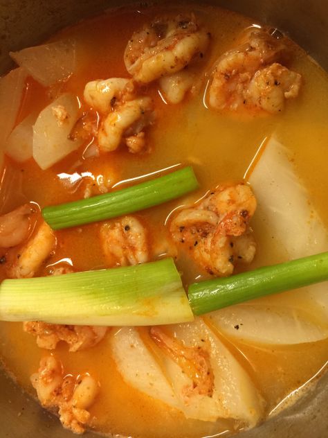 Daikon Radish Soup, Korean Daikon Radish Recipes, Daikon Radish Recipes, Tcm Recipes, Daikon Recipes, Daikon Soup, Monkfish Curry, Soup Vietnamese, Radish Soup