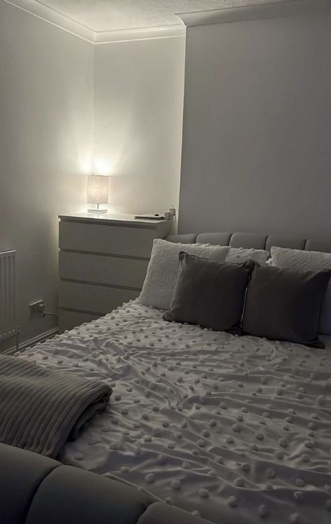 Medium Size Bedroom Ideas, Led Light Bedroom Aesthetic, Bedroom Aesthetic Led Lights, Light Bedroom Aesthetic, Led Lights Aesthetic, Aesthetic Led Lights, Led Lights Design, Grey And White Room, Led Lights Bedroom Aesthetic