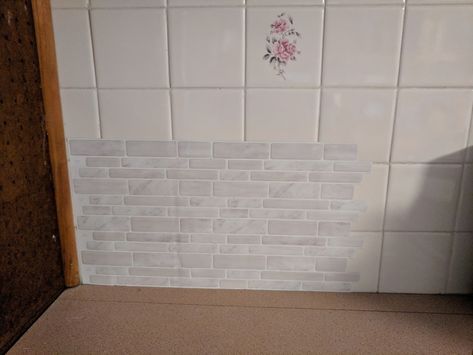 Remove Tile Backsplash, Painting Tile Backsplash, Painting Over Tiles, Square Tile Backsplash, Tile Over Tile, Easy Backsplash, Diy Tile Backsplash, Paint Backsplash, Backsplash Patterns