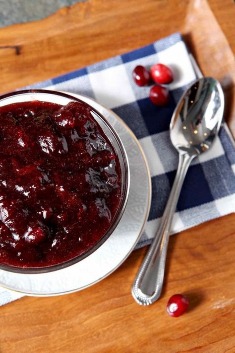 Drunken Cranberry Sauce Holiday Entrees, Fresh Cranberry Sauce, Easy Cranberry Sauce, Canned Cranberry Sauce, Cranberry Sauce Recipe, Cranberry Sauce Homemade, Dessert Easy, Cranberry Recipes, Recipes Dessert