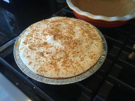 Graham Cracker Cream Pie, Butterscotch Cream Pie, Graham Cracker Pie, Cracker Pie, Amish Food, Banana Cream Pie Recipe, Graham Cracker Cookies, Graham Cracker Crust Pie, Fresh Whipped Cream