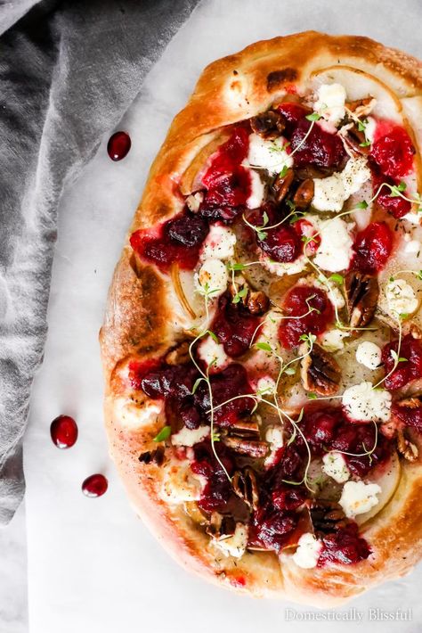 This Cranberry Pear Flatbread is topped with goat cheese, fresh pear, cranberry sauce, and pecans, making it a delicious Christmas appetizer or Thanksgiving leftover recipe. | Christmas recipe or Thanksgiving recipe with homemade cranberry sauce. | Christmas pear recipe with goat cheese and pecans. | Cranberry flatbread recipe using leftover cranberry sauce. | Leftover Thanksgiving food recipe and leftover Christmas food recipe. | Goat cheese flatbread with cranberry sauce, and sliced pear. Brie Flatbread Recipes, Pear Brie Flatbread, Cranberry Goat Cheese Flatbread, Cranberry Flatbread, Pear Flatbread, Recipe With Goat Cheese, Goat Cheese Flatbread, Hor Dourves, Pear Recipe