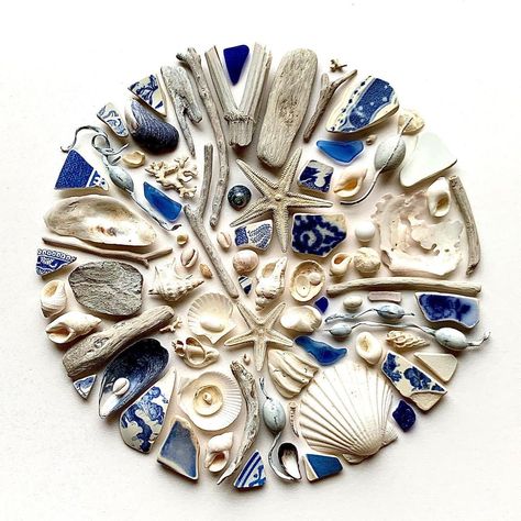 Shell Artwork, Seashell Art Diy, Blue And White Pottery, Deco Marine, Sea Glass Art Projects, Isle Of Mull, Art Coquillage, Seashell Wall Art, Necklace Shell