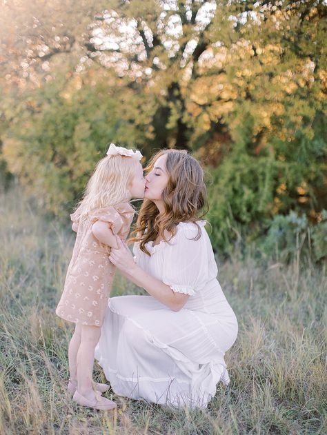 A Light-filled Motherhood Mini Session | Arbor Hills Nature Preserve , TX - laurenmarksphotography.com Motherhood Mini Session, Mom And Toddler, Outdoor Family Photography, Outdoor Family Photos, Outdoor Pictures, Sweet Moments, Nature Preserve, Mommy And Me Outfits, Family Outdoor