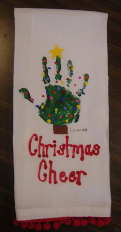 Handprint Towel-How cool would it be to do one of these with your child's hand each year at Christmas!!! Handprint Reindeer, Christmas Dish Towels, Hand Prints, Preschool Christmas, Christmas Dishes, Grandma Gift, Homemade Christmas Gifts, Homemade Christmas, Diy Christmas Gifts