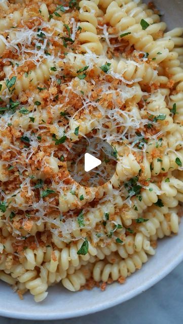 The Pasta Table • Jessica on Instagram: "Cheesy Roasted Garlic Bread Fusilli Corti! All the makings of a cheesy roasted garlic bread but in pasta form! 🧀🍝  Full recipe at the link in my bio!   INGREDIENTS: - 1/2 lb. fusilli corti - 2 bulbs of garlic - 1 tbsp. extra virgin olive oil - 1 cup Parmigiano Reggiano, finely grated - 1/2 cup Fontina, grated - 1/3 cup Italian parsley, finely chopped  - 1/2 cup lemon-garlic panko breadcrumbs - Salt to taste - Pasta water as needed  #pasta #garlicbread #cheesy #cheess #fusilli #ThePastaTable" Cheesy Roasted Garlic Bread Pasta, Fusilli Corti Bucati Recipes, Fusilli Pasta Recipes, Garlic Bread Pasta, Pasta Table, Fusilli Pasta Recipe, Roasted Garlic Bread, Italian Parsley, Fusilli Pasta