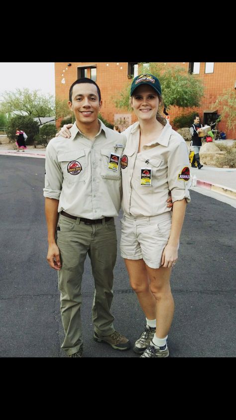 Jurassic Park/ Jurassic World costumes for Halloween!! Jurassic Park Group Halloween Costume, Jurassic World Costume, Jurassic Park Outfit, Jurrasic Park Couple Costume, Jurassic Park Ranger Costume, Family Jurrasic Park Costumes Halloween, Geologist Costume, Jurassic World Outfit, Jurassic Park Owen Costume