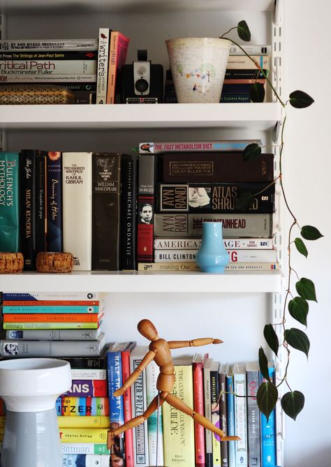 10 shelf styling ideas for the ultimate 'Shelfie' African Room, Library Inspiration, Wall Shelving Units, Styling Shelves, Colorful Apartment, Bookcase Styling, Bookshelf Styling, Living Room Bookcase, Rustic Shelves