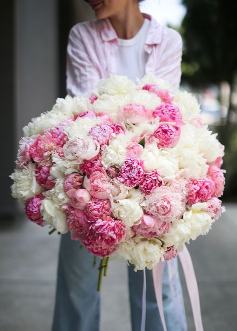 Mix of 100 vibrant peonies arranged in a bouquet. Rose And Peony Bouquet, Bouquet Of Peonies, Expensive Flowers, Peonies And Roses, Peonies And Hydrangeas, Peony Bouquet, Flower Subscription, Peonies Bouquet, Yard Ideas