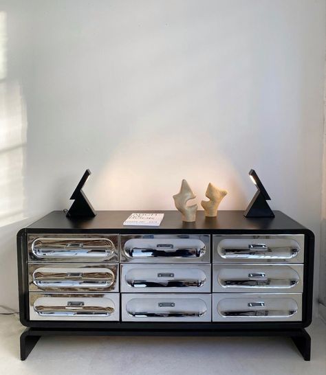 Metallic Dresser, Dresser Aesthetic, Funky Interior Design, Chrome Decor, Mid Century Interior Design, Dresser Vintage, Mid Century Interior, Interiors Dream, Silver Chrome