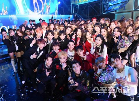 The 26th Seoul Music Awards [170118] All Kpop Groups In One Picture, Seoul Music Awards 2017, Kpop Interaction, Kpop Friendship, Learn Korean Alphabet, Kpop Moments, Kpop Industry, Exo Red Velvet, Exo Art