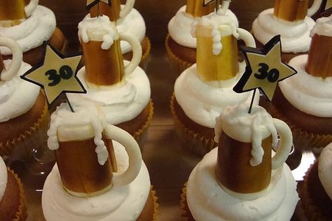 beer mug cupcakes by debbiedoescakes Mug Cupcake, Beer Cupcakes, Fathers Day Cupcakes, Cupcakes For Men, Beer Cake, Birthday Cakes For Men, Beer Party, Baking Company, Fondant Cupcakes