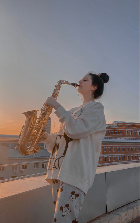 Person Playing Saxophone Reference, Saxophonist Aesthetic, Alto Saxophone Aesthetic, Aesthetic Saxophone, Saxophone Aesthetic, Funny Band Jokes, Saxophone Player, Musician Photography, Band Jokes