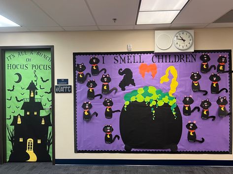 Classroom Halloween Decorations Wall, October Teacher Bulletin Board, Hocus Pocus Classroom Decorations, Cute Halloween Bulletin Boards, October Bulliten Board, Disney Halloween Bulletin Boards, Halloween School Bulletin Boards, Hocus Pocus Classroom Door, Halloween Boards Bulletin