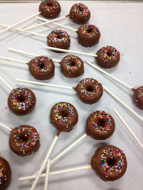 donut pops Donut Pops Sticks, Mini Donuts On A Stick, Doughnut Pops, Mini Donut Maker Recipes, Donut Pops, Donut Maker Recipes, Donut Sticks, Donut Background, Stephanie Plum