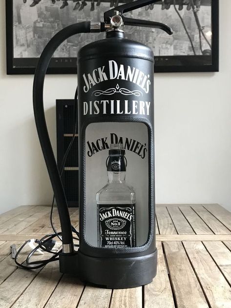 Tonneau Bar, Jack Daniels Decor, Lampe Metal, Garage Furniture, Man Cave Home Bar, Front Yard Landscaping Plans, Bed Diy, Fire Extinguishers, Diy Bar