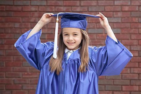 25 preschool graduation tips for teachers and parents. Preschool Graduation Ideas, Graduation Tips, Kindergarten Cap And Gown, Kindergarten Graduation Pictures, Vpk Graduation, Kindergarden Graduation, Prek Graduation, School Photoshoot, Kindergarten Photos