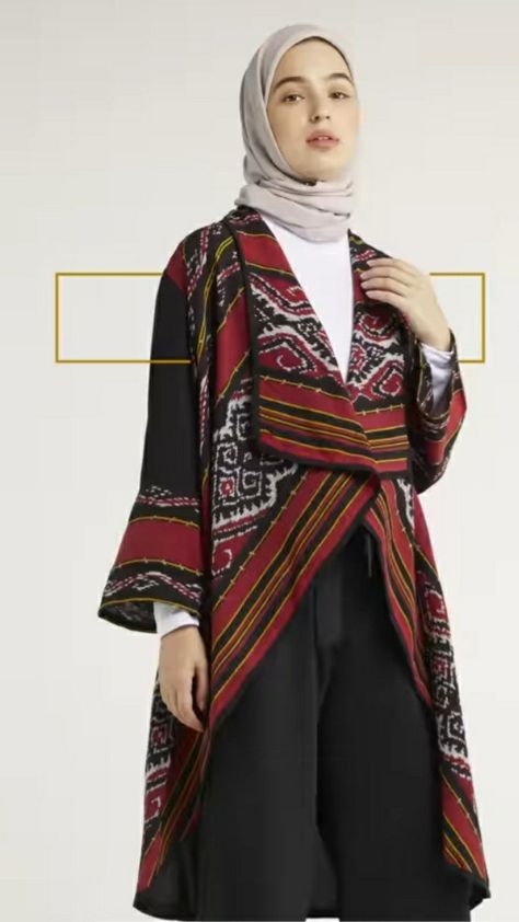 Outer Lurik Kombinasi, Blazer Batik Modern Hijab, Tenun Fashion Hijab, Outer Batik Modern Hijab, Outer Batik Long, Tenun Fashion Inspiration, Pola Blazer, Batik Formal, Blouse Tenun