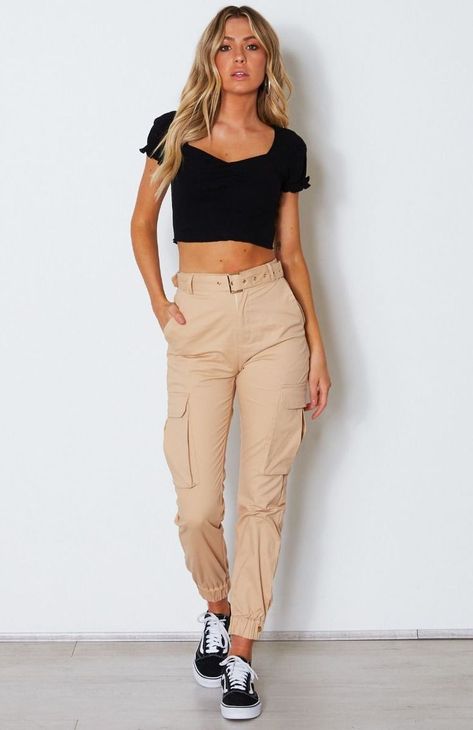 Cargo Pants For Women – Hit Pieces Of The Season #cargopants #pantsoutfit #fashionactivation #womanfashion #fashionoutfits Cargo Pants Women Outfit, Beige Pants Outfit, Cargo Pants Outfit Men, Khaki Pants Outfit, Beige Cargo, Pants Outfit Men, Outfits Mit Shorts, Khaki Cargo Pants, Cargo Pants Outfit