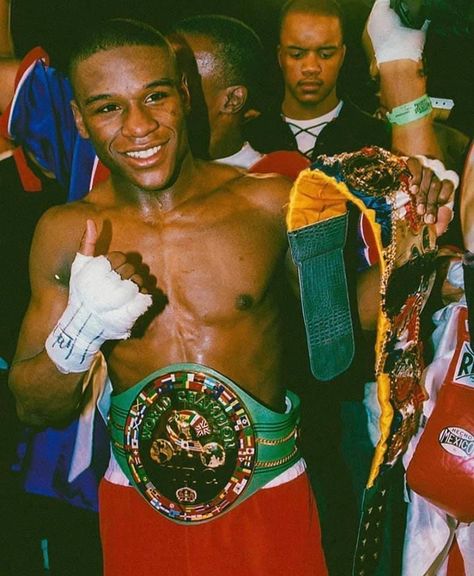 Insta: Norfolkemerson | Snap: gabriell_mcneal | Pinterest: jahseh.wifey Floyd Mayweather Boxing, 90s 2000s Aesthetic, Mma Hairstyles, Boxing Images, Legendary Pictures, Boxing Posters, Fine Straight Hair, Boxing History, Mens Hairstyles Thick Hair