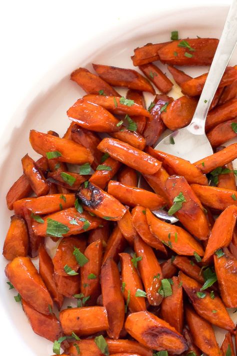 These Honey Roasted Carrots are just perfect for Thanksgiving day! Made with only 3 ingredients, the brown butter and honey are melted together, poured over the carrots and then they're all roasted together in the oven. The flavor brought out of these carrots is just incredible! | chefsavvy.com #honey #glazed #carrots #sidedish #butter Butter Roasted Carrots, Honey Roasted Carrots, Pasta Side Dishes, Pasta Sides, Easter Dinner Recipes, Recipe Cover, Thanksgiving Recipes Side Dishes, Side Dishes Recipes, Honey Roasted