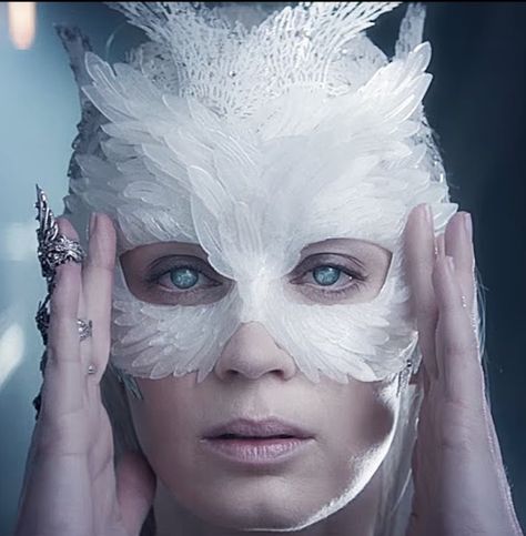 Freya the Ice Queen's owl mask Ice Queen Costume, Queen Ravenna, Snowwhite And The Huntsman, Colleen Atwood, The Huntsman, Queen Costume, Ex Machina, Movie Costumes, Ice Queen