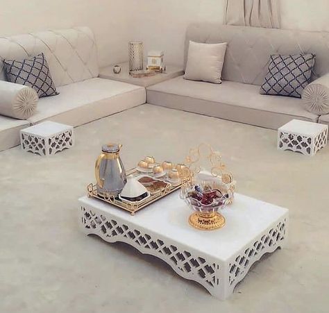 Arabic Sitting Room Ideas, Dekorasi Maroko, Sitting Room Interior Design, Moroccan Decor Living Room, Floor Seating Living Room, Living Room Panelling, Moroccan Room, Arabic Decor, Moroccan Living Room