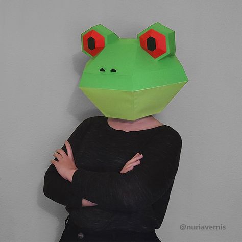 Frog papermask original #frog #disfraz #carnaval #february #mask #paperdesign #photooftheday #dance #green #carnavalmask #home #insta #carnaval2021 #viernescarnavalero #stayhome #paperwork #friday #rana #papercraft #papermask Muppet Halloween, Frog And Toad Costume, Frog Mask, Toad Costume, Cardboard Mask, Frog Costume, Princesa Tiana, Book Week Costume, Head Mask