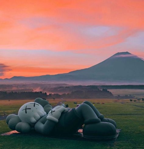 “KAWS:Holiday” traveling sculpture spends part of July/2019 near Mount Fuji in Japan. Kaws Wallpaper, Monte Fuji, Hard Edge Painting, Art Advisor, Shizuoka, Mount Fuji, Museum Of Contemporary Art, High Art, Land Art