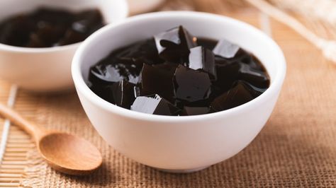 Herbal Jelly, Instant Dessert, Chinese Street Food, Grass Jelly, Asian Dessert, Jelly Desserts, Dessert Photography, Iced Tea Recipes, Asian Desserts