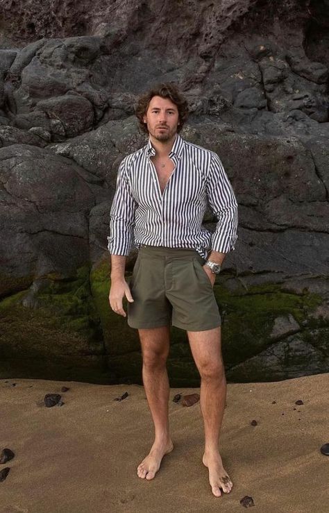 Basic Outfit Hombres, Green Shorts Outfit, Olive Green Outfit, Autumn Beach, Bad Man, Casual Chic Spring, Relaxed Outfit, Shorts Outfit, Green Outfit