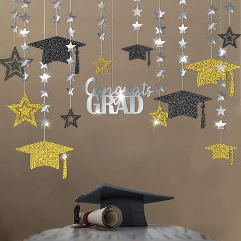 Graduation Background Backdrops, Graduation Theme Ideas, Graduation Theme Party Ideas, Graduation Decoration Ideas Backdrops, Diy Graduation Banner, Graduation Photo Booth Backdrop, Streamer Banner, Photo Booth Backdrop Graduation, Hat Garland