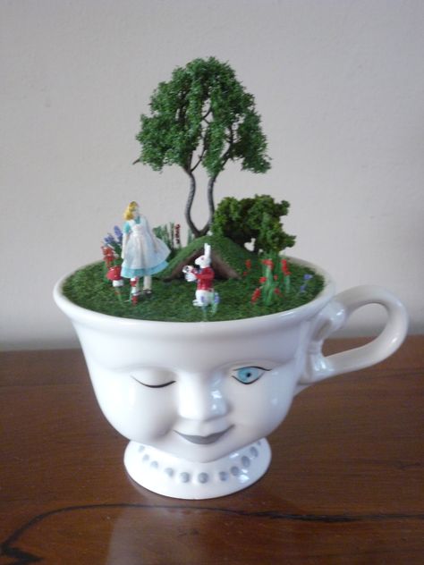 Alice in Wonderland Teacup Gardens, Garden At Home, Teacup Crafts, Alice In Wonderland Theme, Alice In Wonderland Tea Party, Deco Originale, Unique Decoration, Alice In Wonderland Party, Mad Hatter Tea