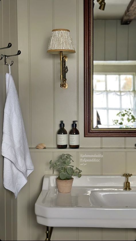 Cottage Cloakroom, English Country Style Bathroom, Vintage Look Bathroom Ideas, New England Bathroom Ideas, New England Cottage Bathroom, Historic Powder Room, Simple Cottage Bathroom, Plain English Bathroom, Modern Cottage Style Bathroom