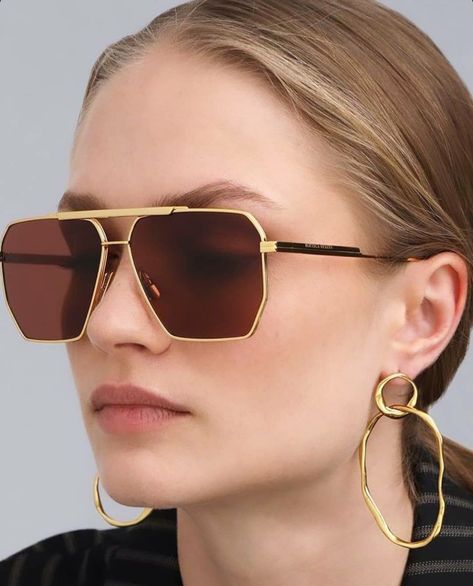 Glasses For Round Faces, Tank Top Outfits, Fashion Catalogue, Optical Frames, Round Face, Square Sunglasses Women, Bottega Veneta, Eye Candy, Sunnies