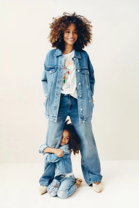 Mother Daughter Photography Poses, Denim Photoshoot, Studio Family Portraits, Mother Daughter Photography, Fashion Family, Mommy Daughter, Foto Poses, Zara Kids, Bugs Bunny