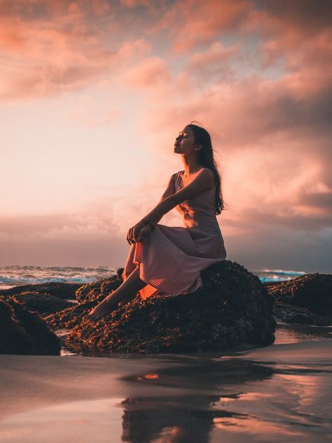 Beach Model Photography, Sun Rise Beach Photoshoot, Evening Beach Photoshoot, Beach Sunrise Photoshoot, Golden Hour Beach Photoshoot, Beach Sunset Photoshoot, Beach Poses With Dress, Sunset Photoshoot Ideas, Beach Photo Session